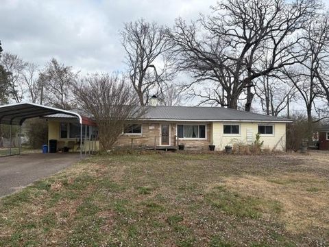 Photo of 510 ROSEWOOD DR, Savannah, TN 38372 (MLS # 10219112)
