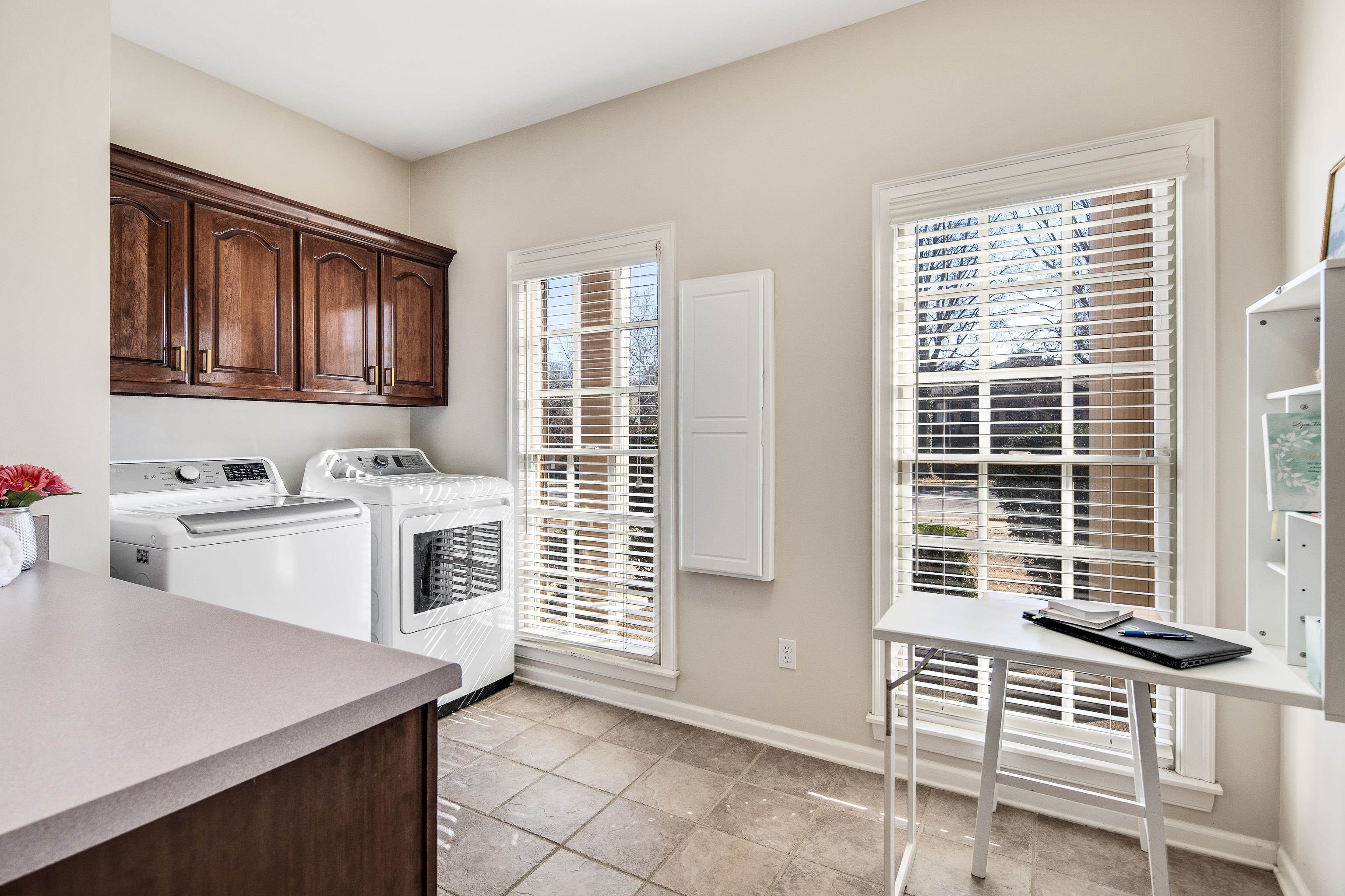 Collierville, Tennessee 38017, United States, 4 Bedrooms Bedrooms, ,4 BathroomsBathrooms,Residential,Pending,79127