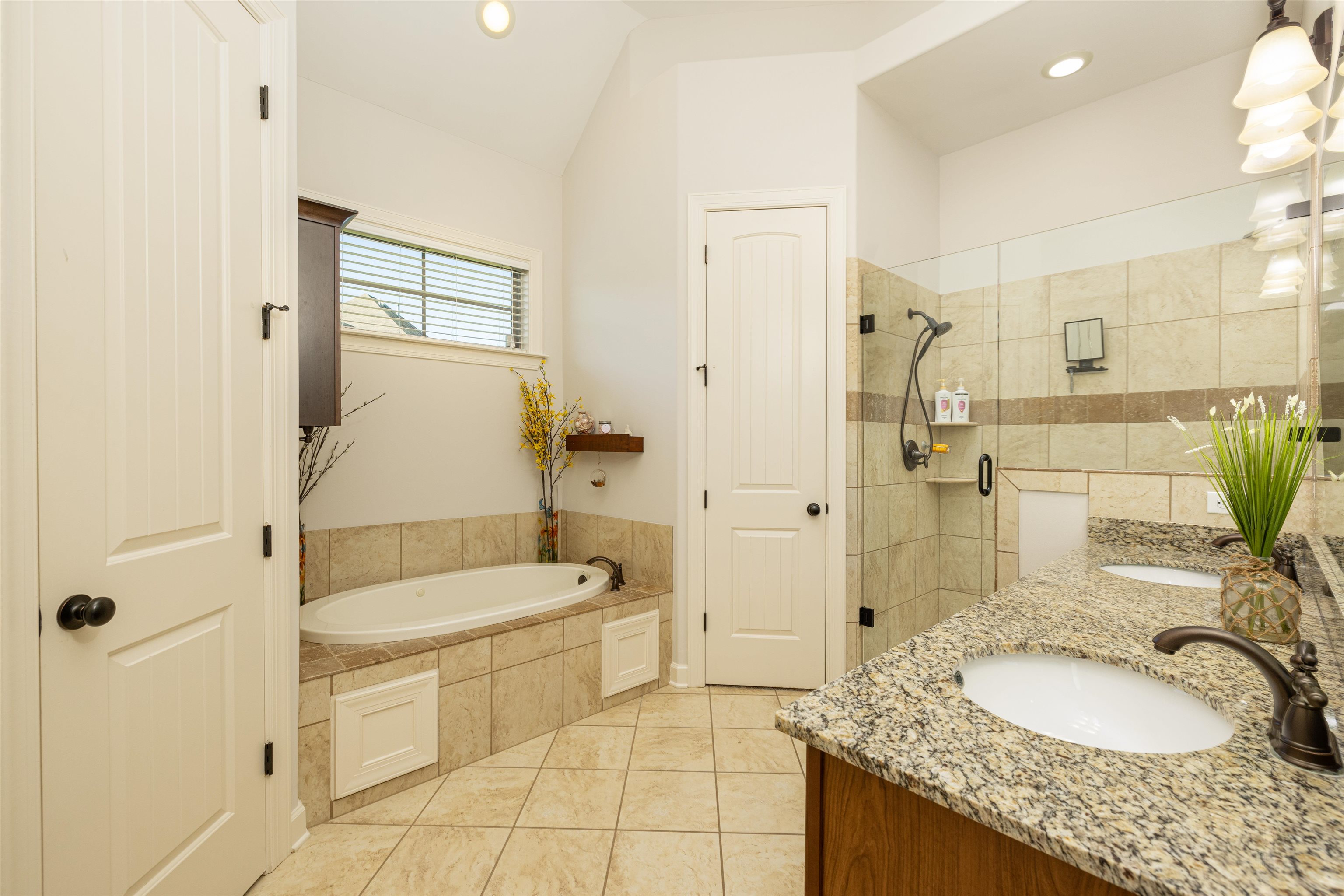 Collierville, Tennessee 38017, United States, 4 Bedrooms Bedrooms, ,3 BathroomsBathrooms,Residential,Pending,38207