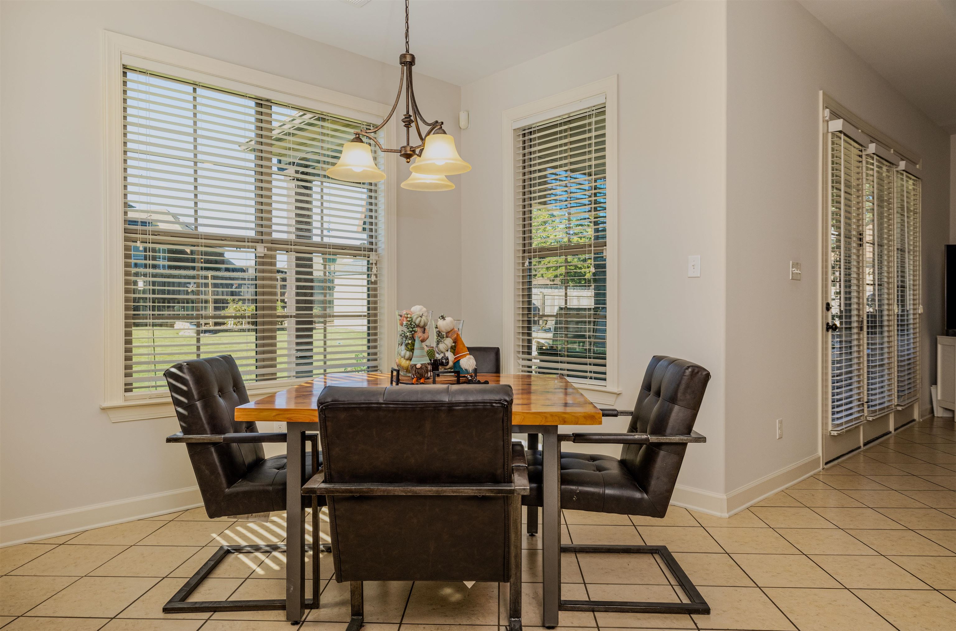 Collierville, Tennessee 38017, United States, 4 Bedrooms Bedrooms, ,3 BathroomsBathrooms,Residential,Pending,38207