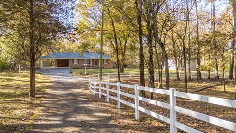 Photo of 380 WALKERTOWN DR, Savannah, TN 38372 (MLS # 10209704)