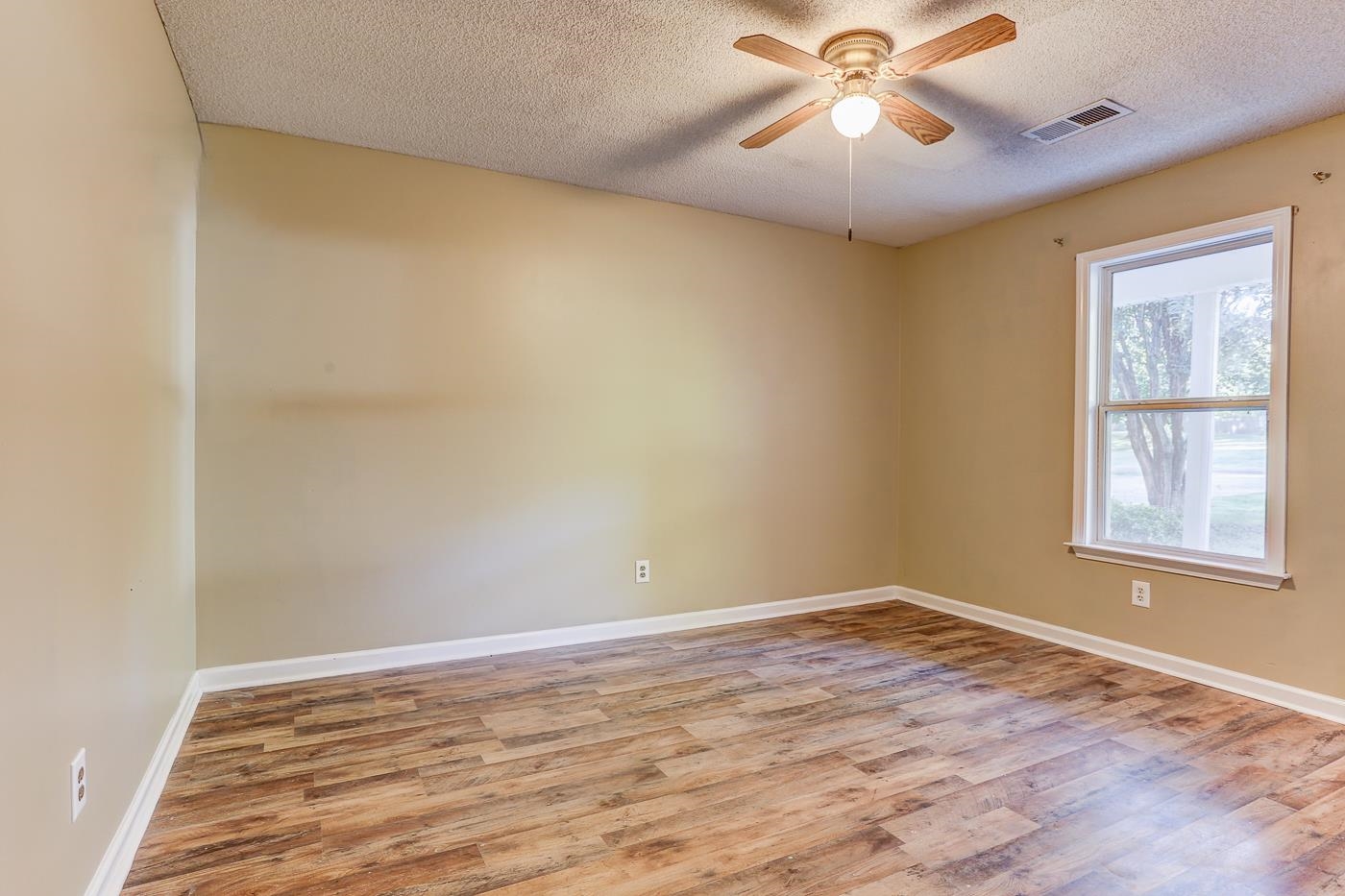 Munford, Tennessee 38058, United States, 4 Bedrooms Bedrooms, ,3 BathroomsBathrooms,Residential,Active,225411