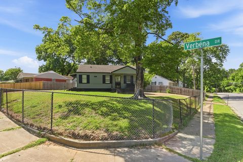 Photo of 1811 WELLS STATION RD, Memphis, TN 38108 (MLS # 10221676)