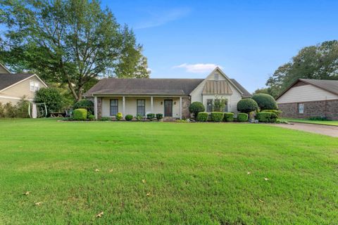 Photo of 8671 PINE NEEDLE DR, Germantown, TN 38139 (MLS # 10207317)