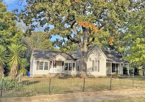 Photo of 417 TENNESSEE ST, Savannah, TN 38372 (MLS # 10207986)