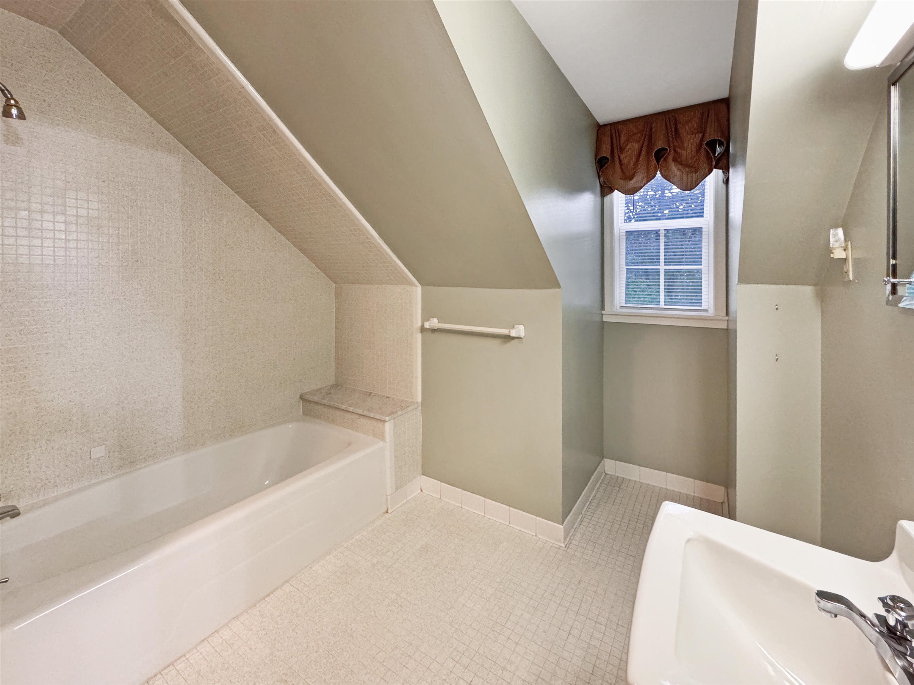 Memphis, Tennessee 38128, United States, 5 Bedrooms Bedrooms, ,3 BathroomsBathrooms,Residential,Pending,122653