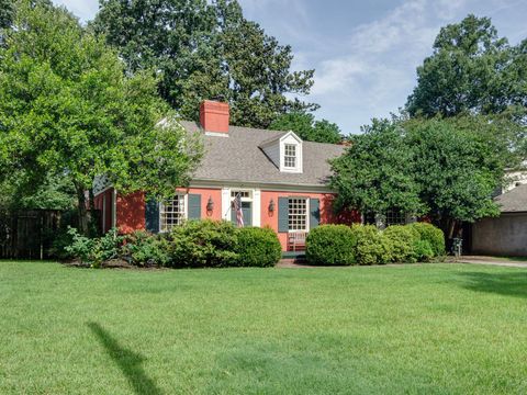 Photo of 353 WILLIAMSBURG LN, Memphis, TN 38117 (MLS # 10222626)