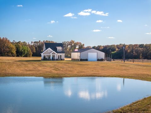 Photo of 2005 CLAY POND DR, Oakland, TN 38060 (MLS # 10209582)