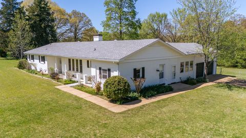 Photo of 370 BOWEN DR, Savannah, TN 38372 (MLS # 10213974)