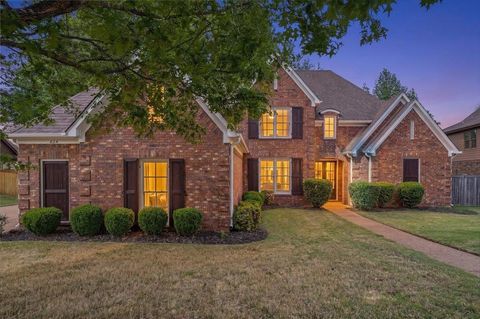 Photo of 824 NINE OAKS LN, Collierville, TN 38017 (MLS # 10219298)