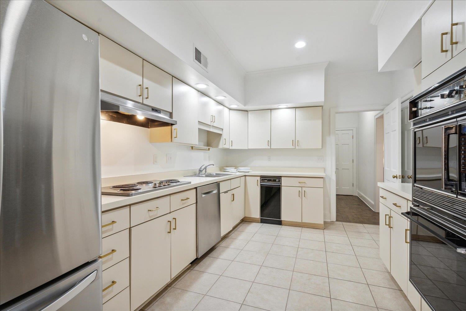 Memphis, Tennessee 38117, United States, 3 Bedrooms Bedrooms, ,3 BathroomsBathrooms,Residential,Pending,51734