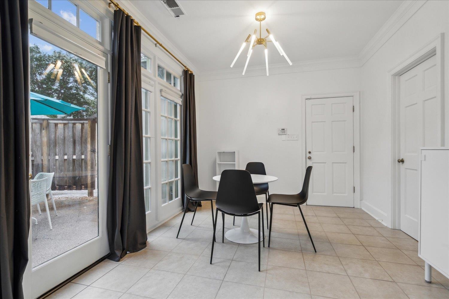 Memphis, Tennessee 38117, United States, 3 Bedrooms Bedrooms, ,3 BathroomsBathrooms,Residential,Pending,51734