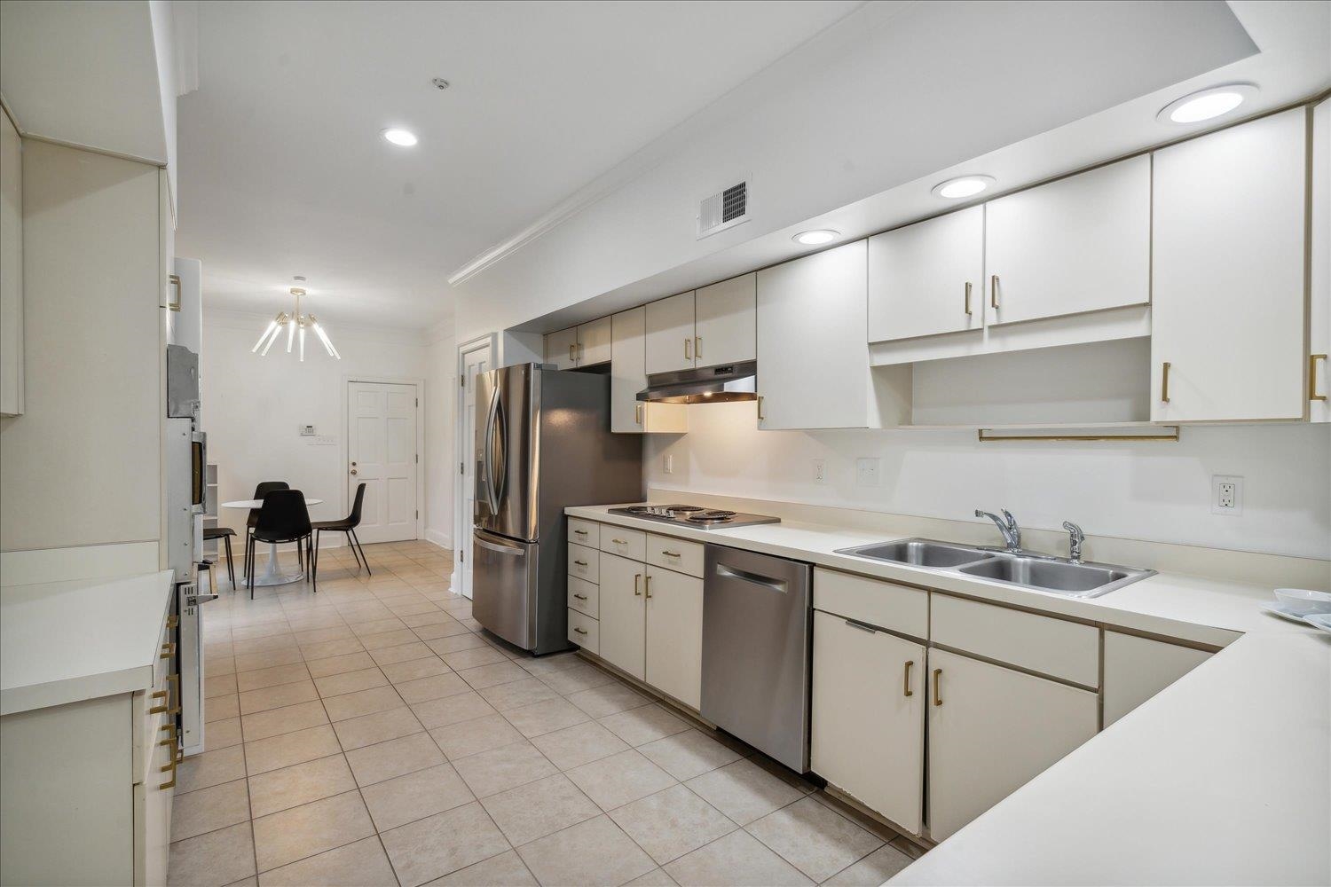 Memphis, Tennessee 38117, United States, 3 Bedrooms Bedrooms, ,3 BathroomsBathrooms,Residential,Pending,51734