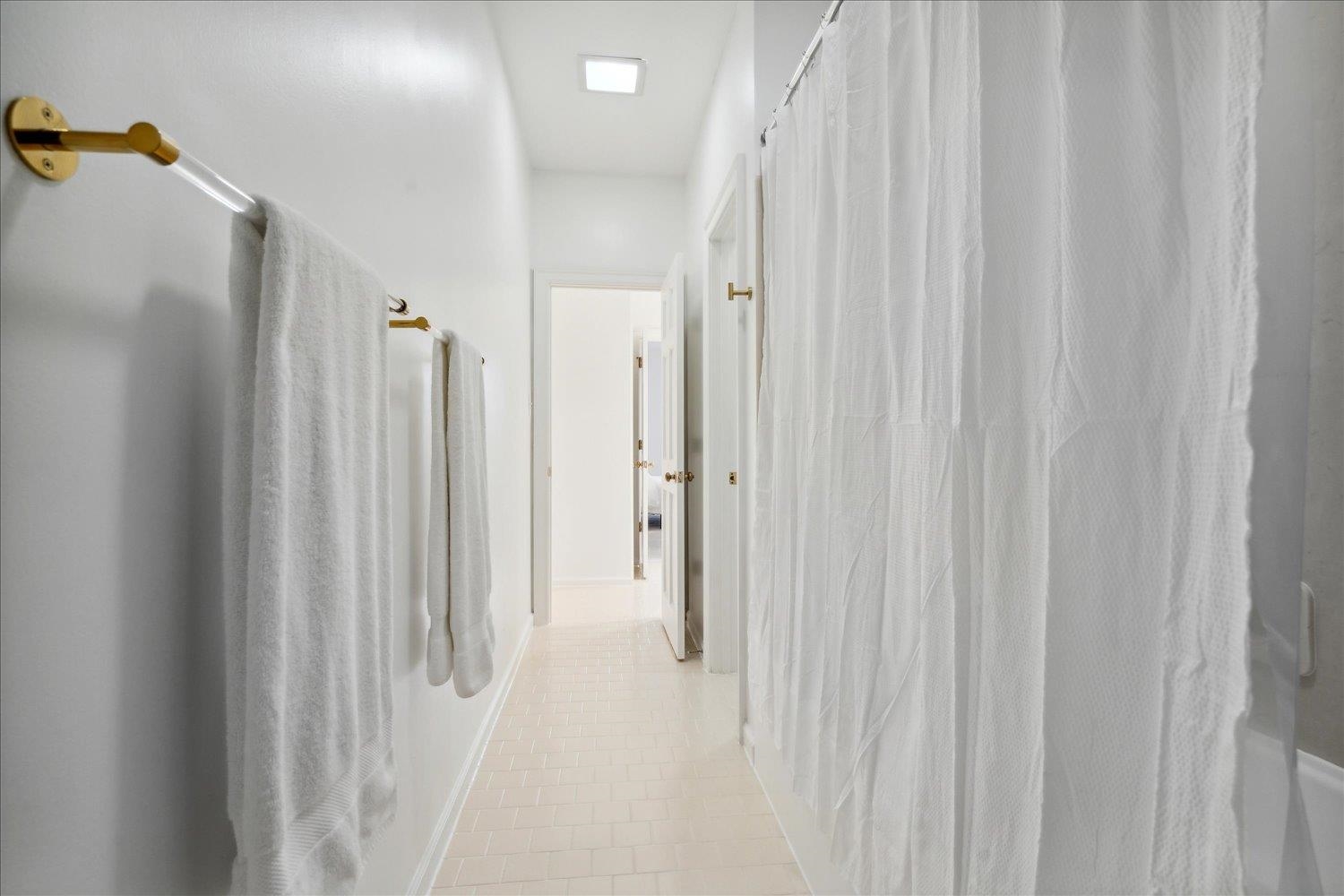 Memphis, Tennessee 38117, United States, 3 Bedrooms Bedrooms, ,3 BathroomsBathrooms,Residential,Pending,51734