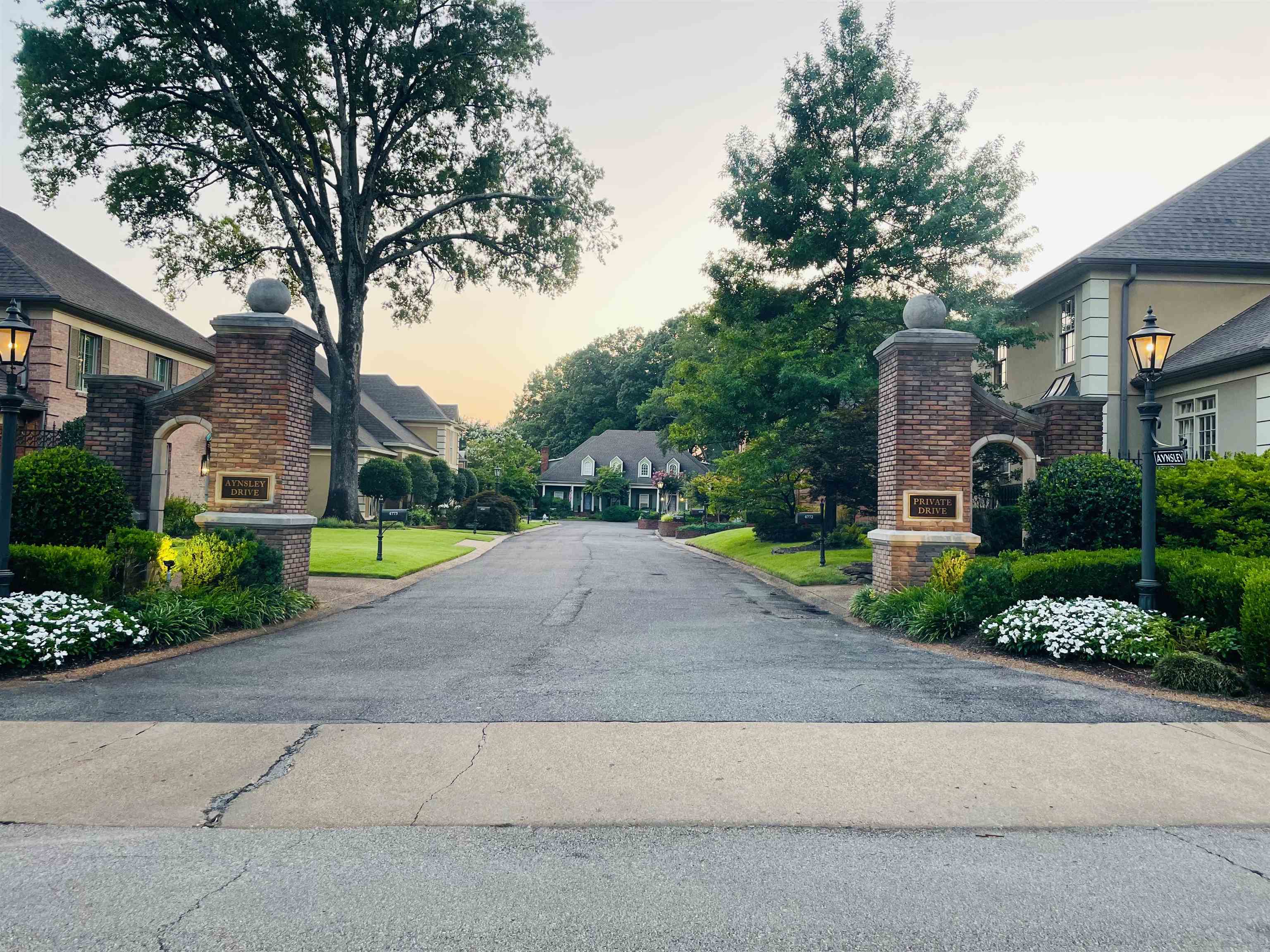 Memphis, Tennessee 38117, United States, 3 Bedrooms Bedrooms, ,3 BathroomsBathrooms,Residential,Pending,51734