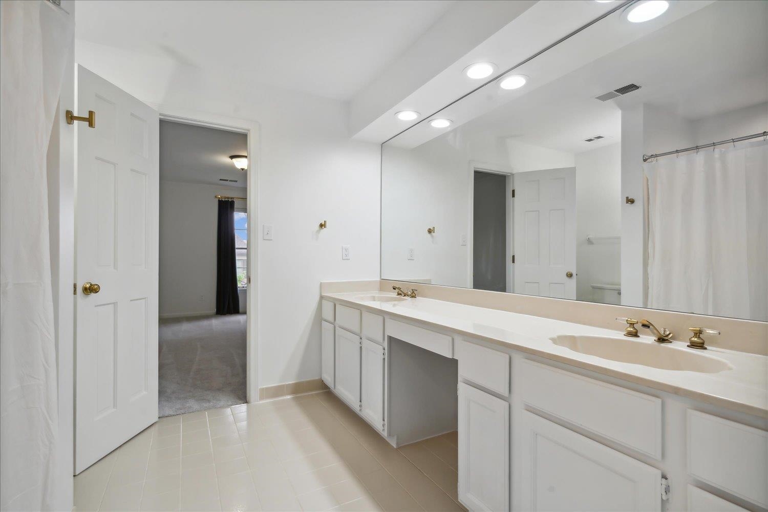 Memphis, Tennessee 38117, United States, 3 Bedrooms Bedrooms, ,3 BathroomsBathrooms,Residential,Pending,51734