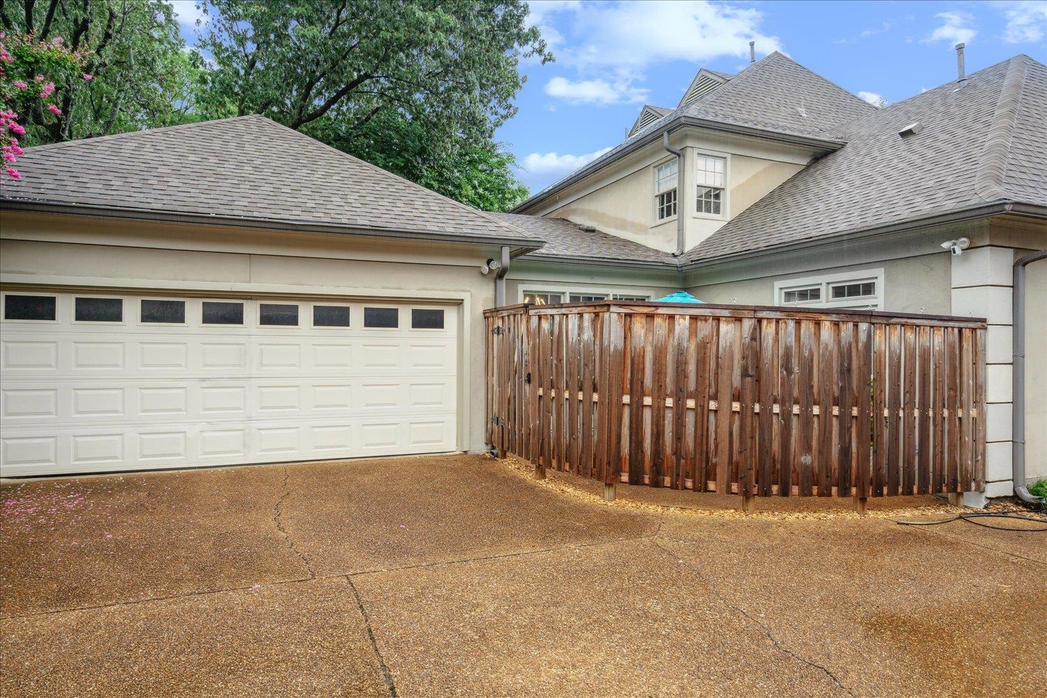 Memphis, Tennessee 38117, United States, 3 Bedrooms Bedrooms, ,3 BathroomsBathrooms,Residential,Pending,51734