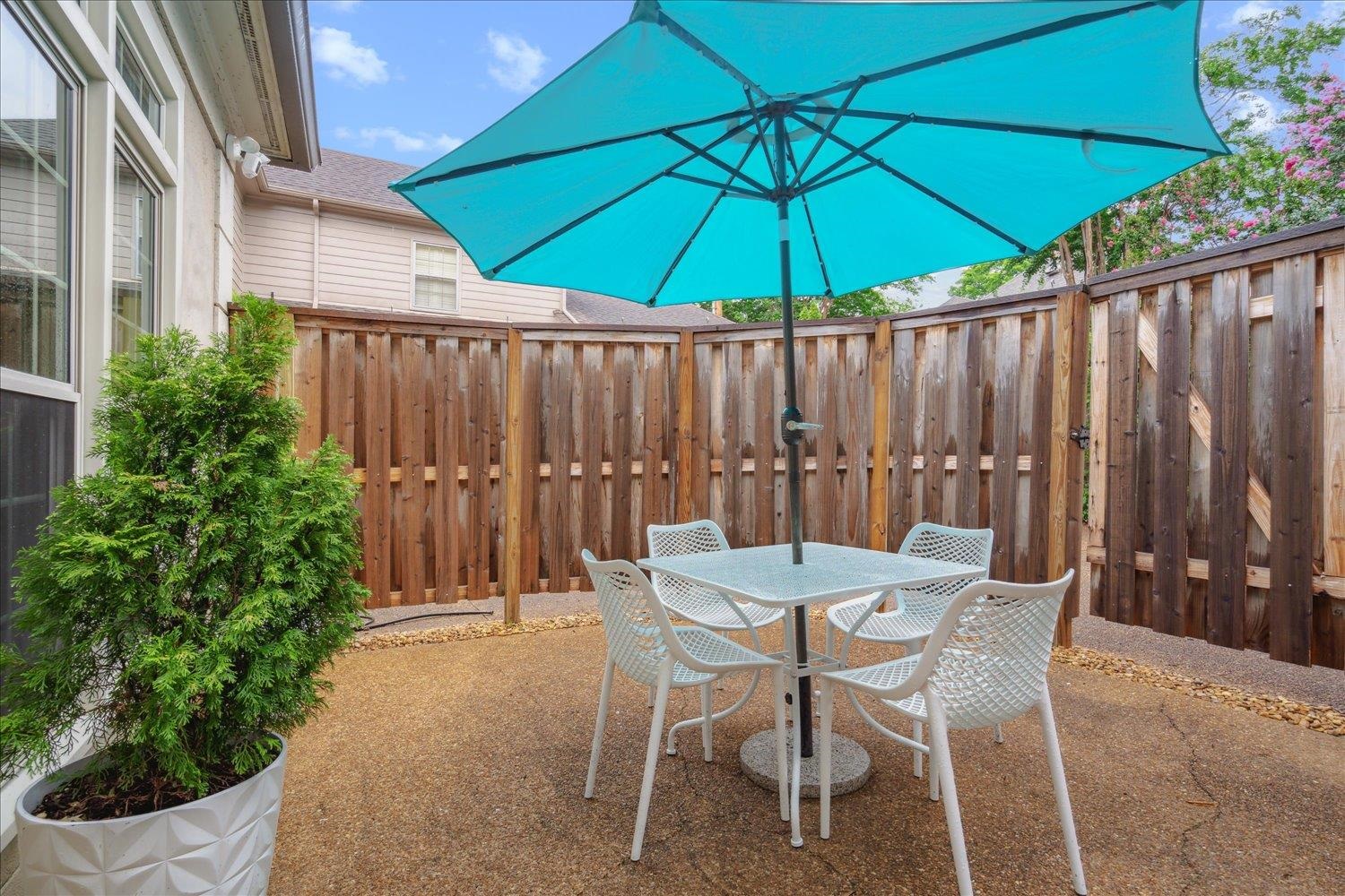 Memphis, Tennessee 38117, United States, 3 Bedrooms Bedrooms, ,3 BathroomsBathrooms,Residential,Pending,51734