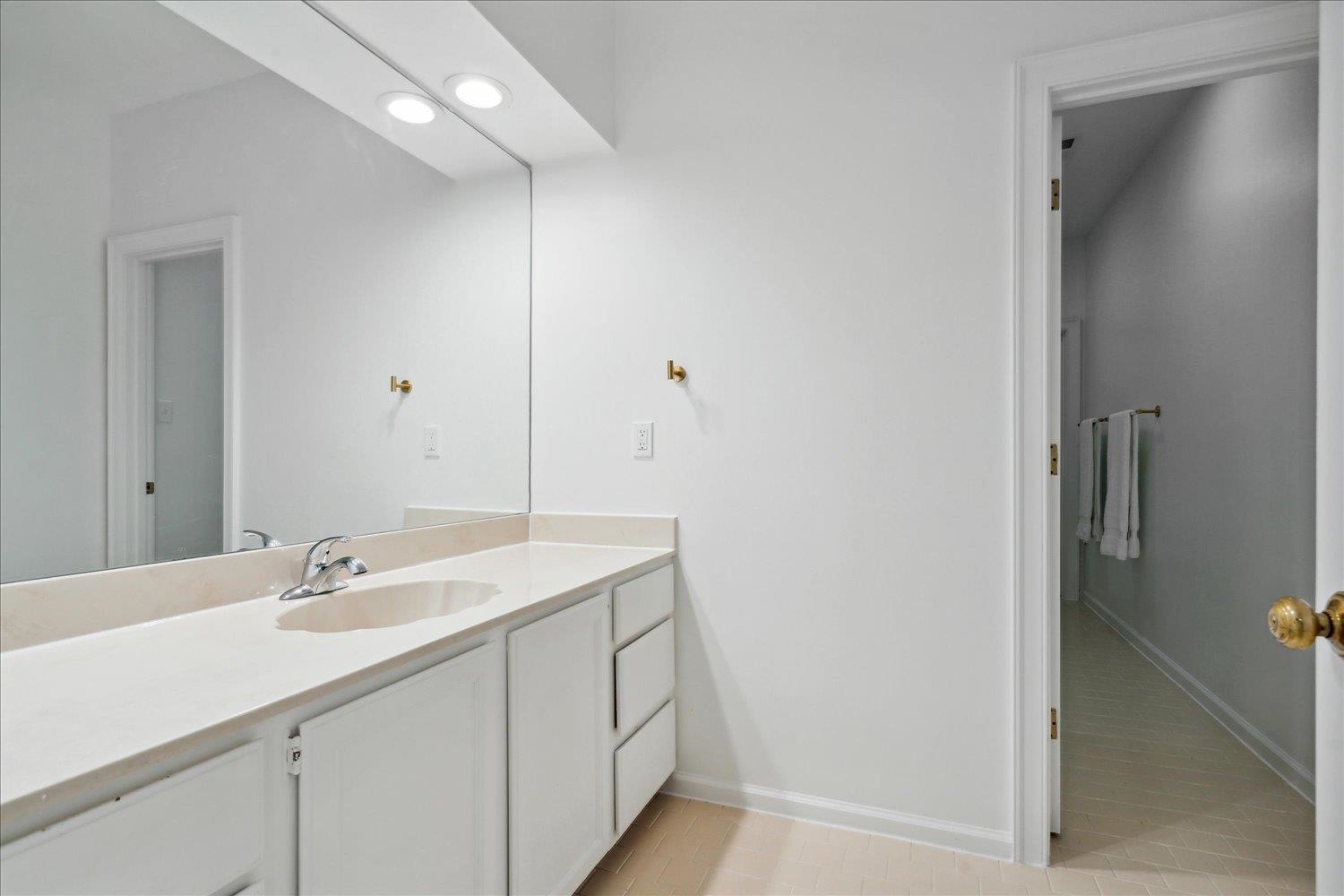 Memphis, Tennessee 38117, United States, 3 Bedrooms Bedrooms, ,3 BathroomsBathrooms,Residential,Pending,51734