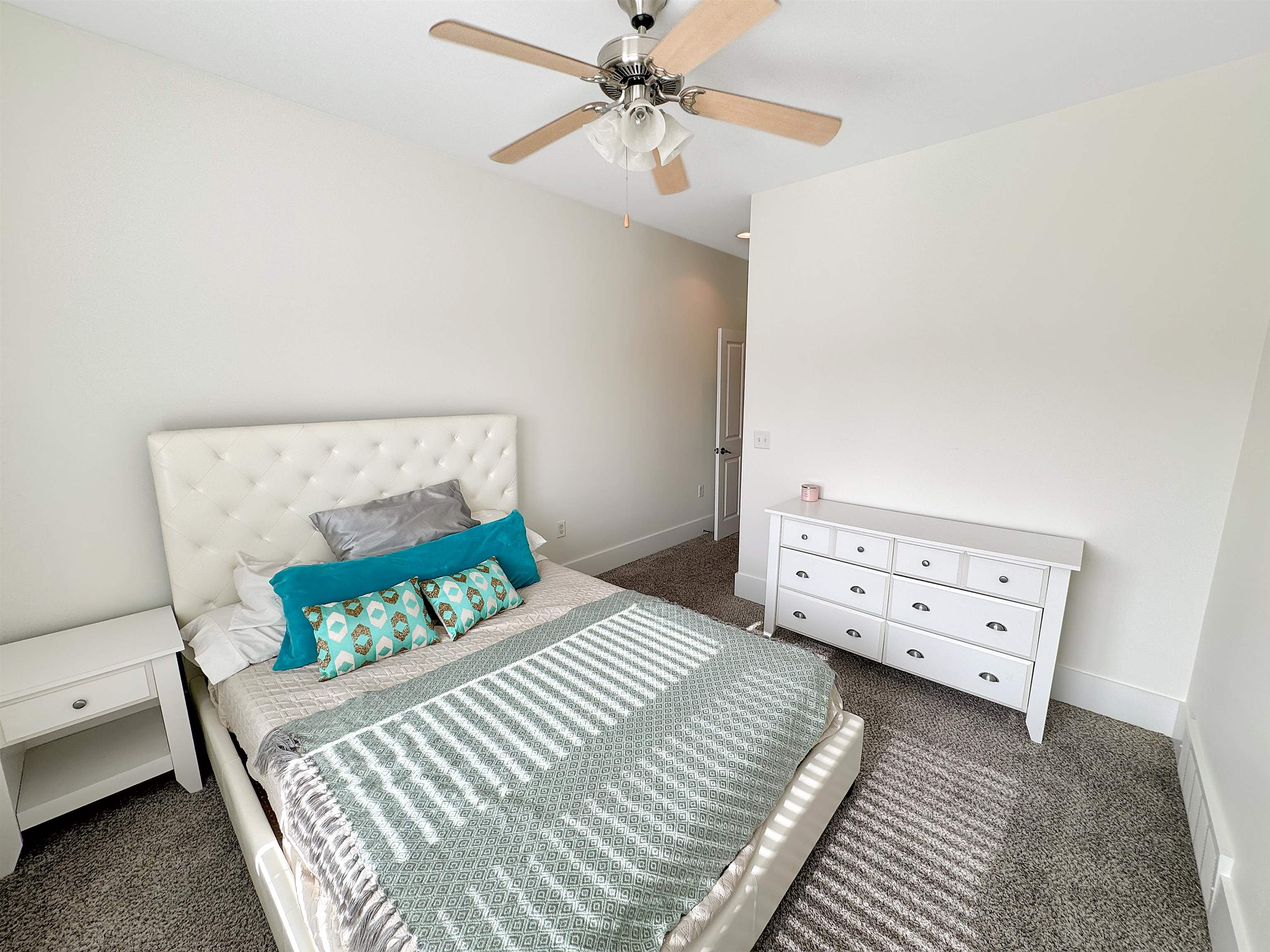 Memphis, Tennessee 38103, United States, 2 Bedrooms Bedrooms, ,3 BathroomsBathrooms,Residential,Active,50017