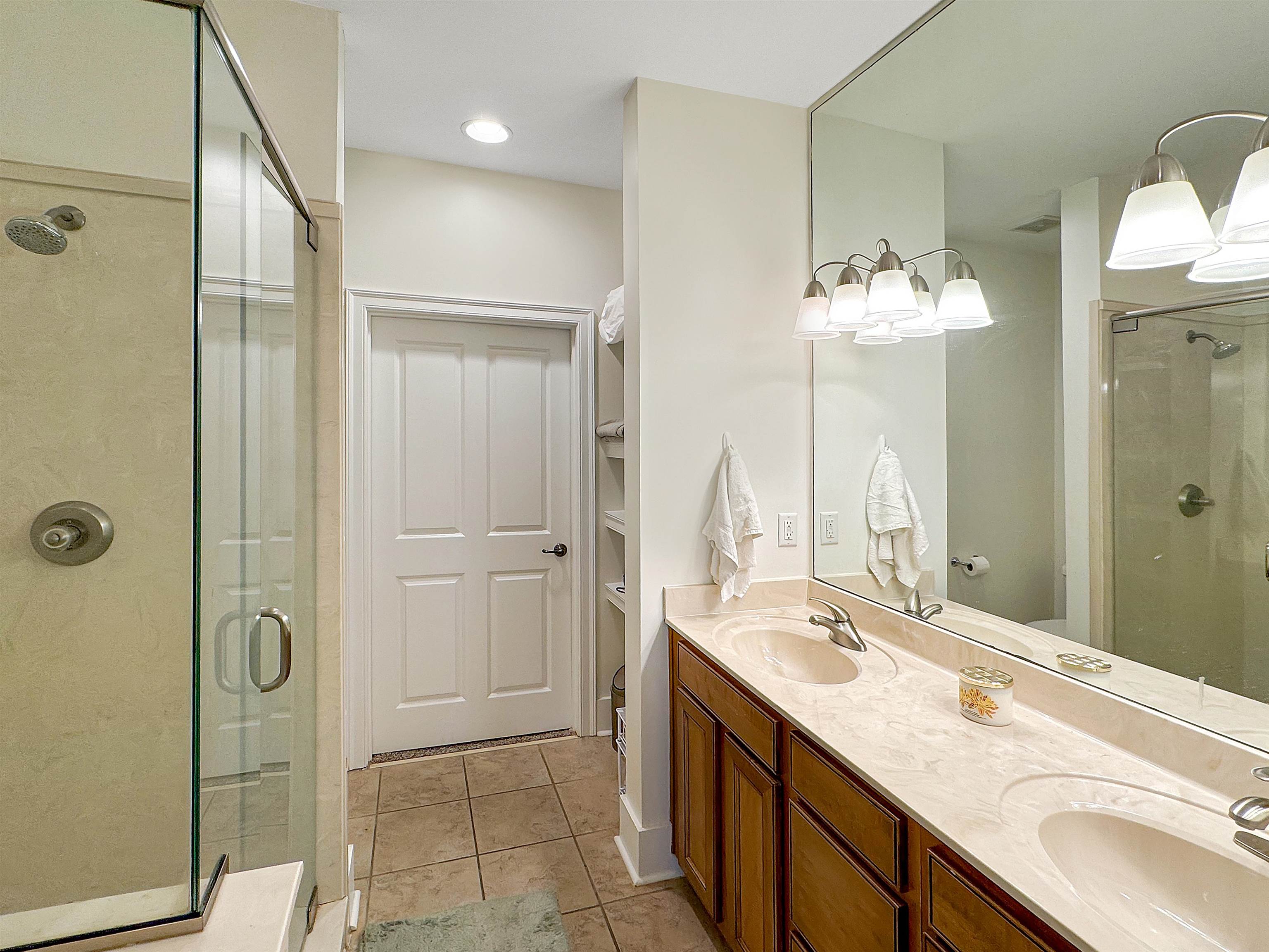 Memphis, Tennessee 38103, United States, 2 Bedrooms Bedrooms, ,3 BathroomsBathrooms,Residential,Active,50017