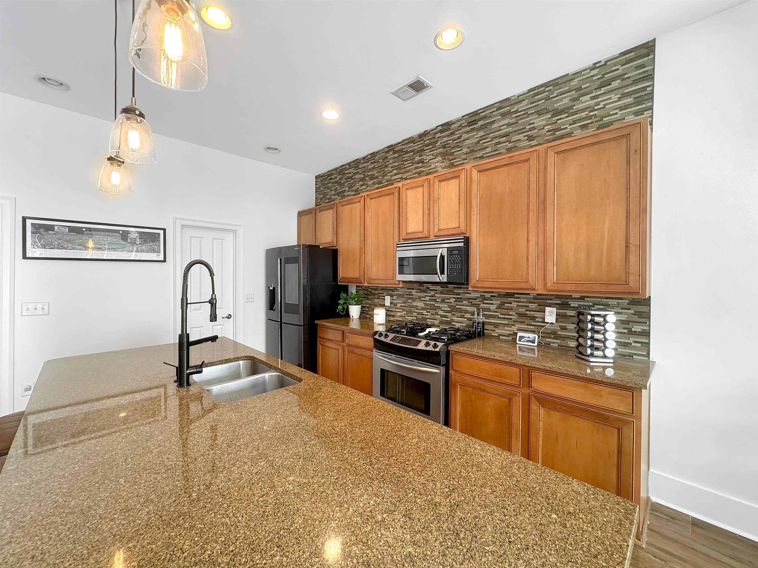 Memphis, Tennessee 38103, United States, 2 Bedrooms Bedrooms, ,3 BathroomsBathrooms,Residential,Active,50017