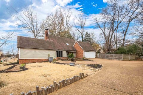 Photo of 1833 NEW RIVERDALE RD, Germantown, TN 38138 (MLS # 10211638)