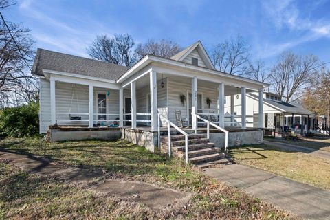 Photo of 301 N MAPLE ST, Covington, TN 38019 (MLS # 10211357)