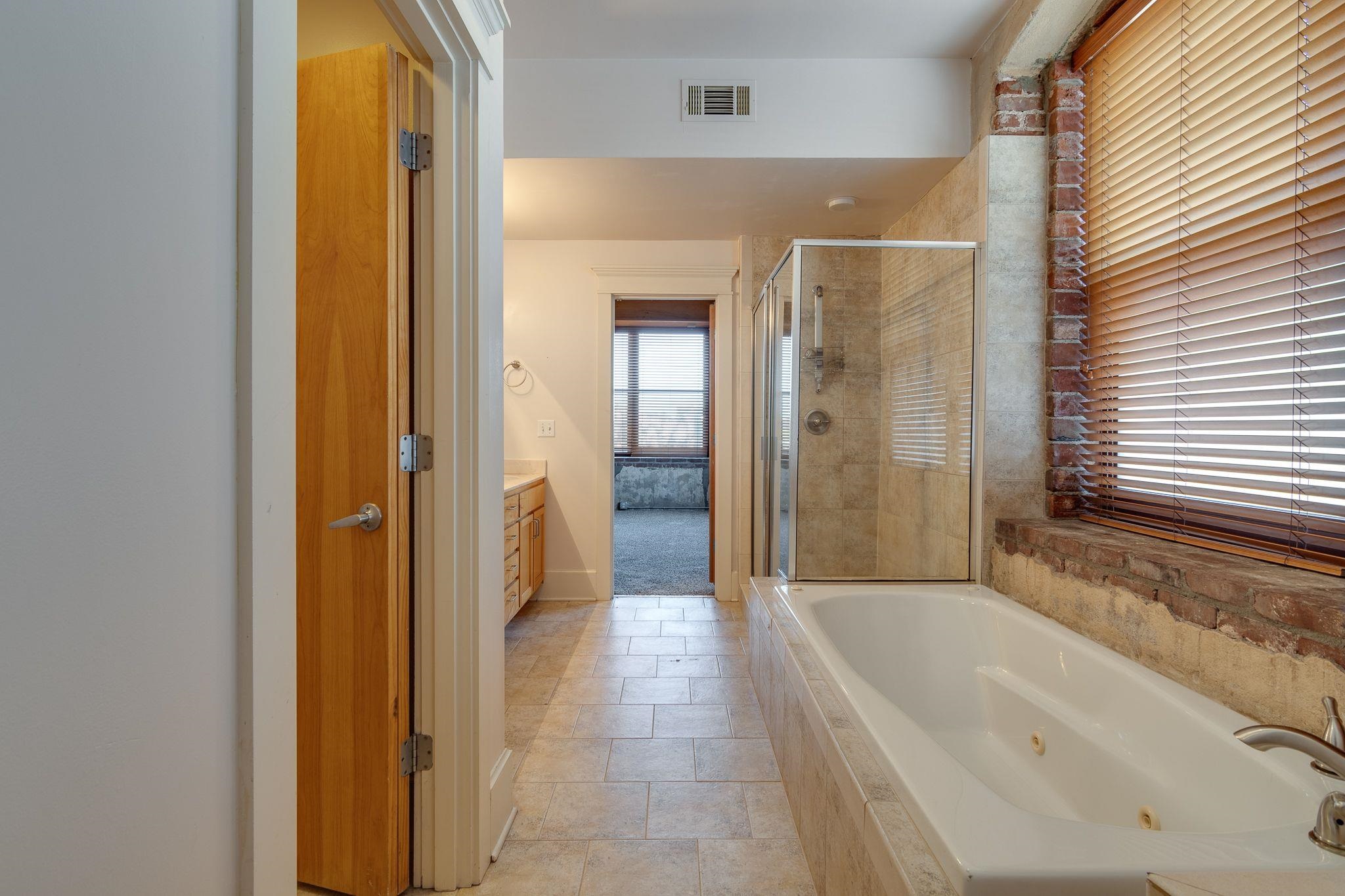 Memphis, Tennessee 38103, United States, 2 Bedrooms Bedrooms, ,2 BathroomsBathrooms,Residential,Pending,6332