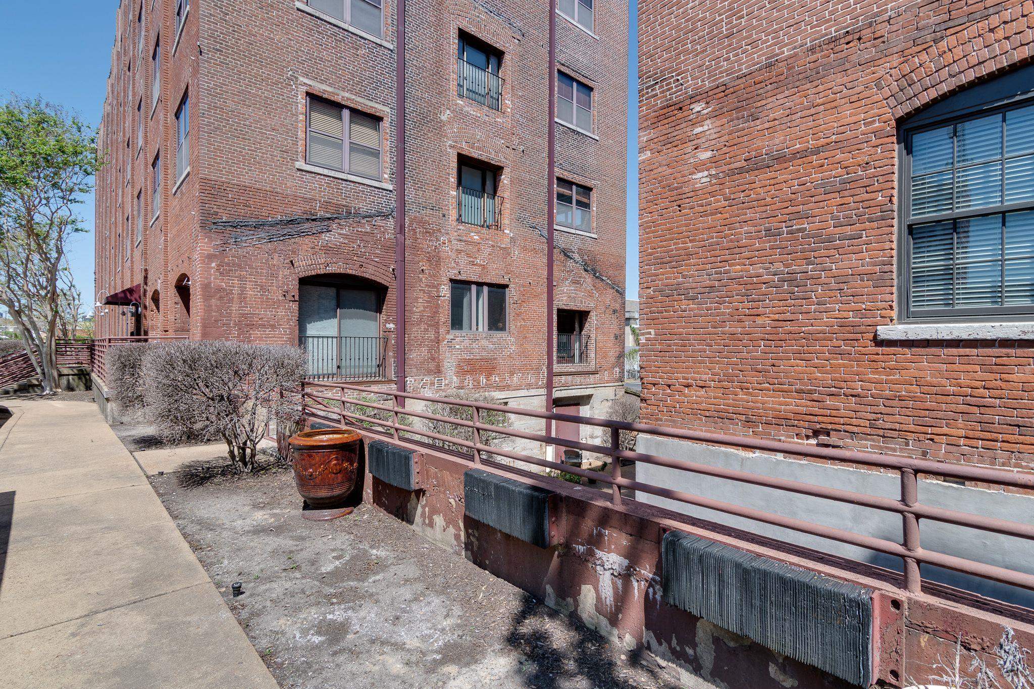 Memphis, Tennessee 38103, United States, 2 Bedrooms Bedrooms, ,2 BathroomsBathrooms,Residential,Pending,6332