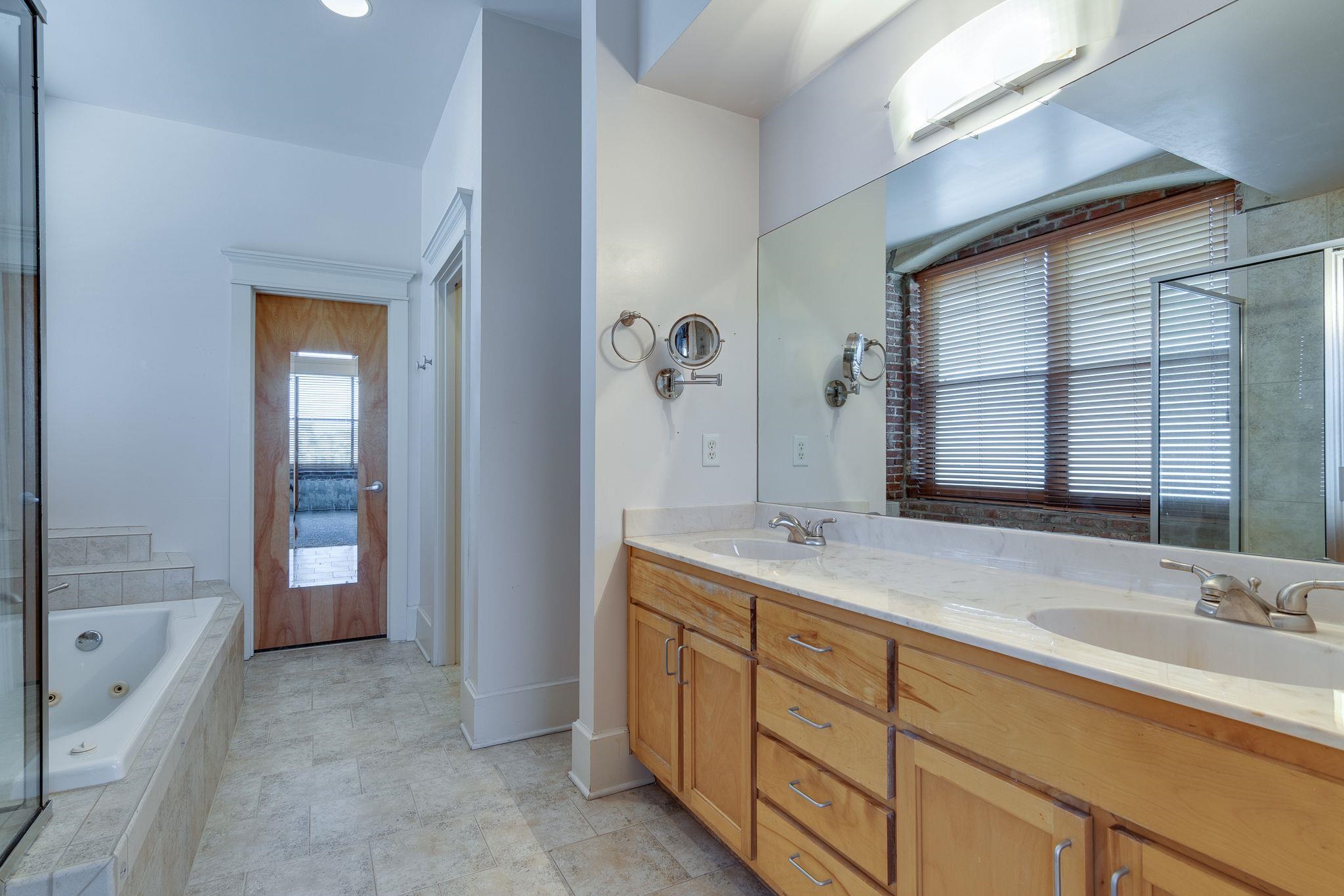 Memphis, Tennessee 38103, United States, 2 Bedrooms Bedrooms, ,2 BathroomsBathrooms,Residential,Pending,6332