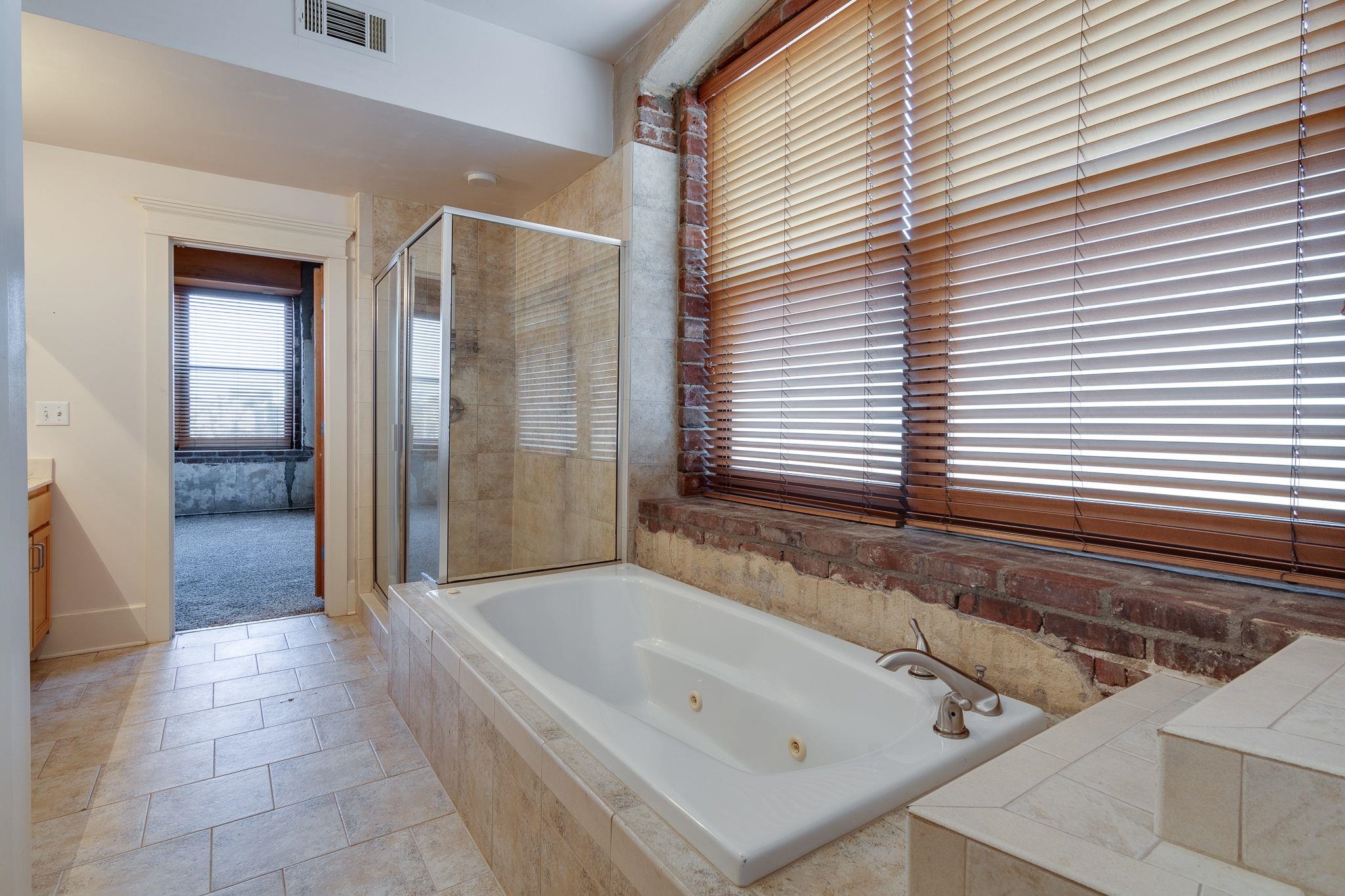 Memphis, Tennessee 38103, United States, 2 Bedrooms Bedrooms, ,2 BathroomsBathrooms,Residential,Pending,6332