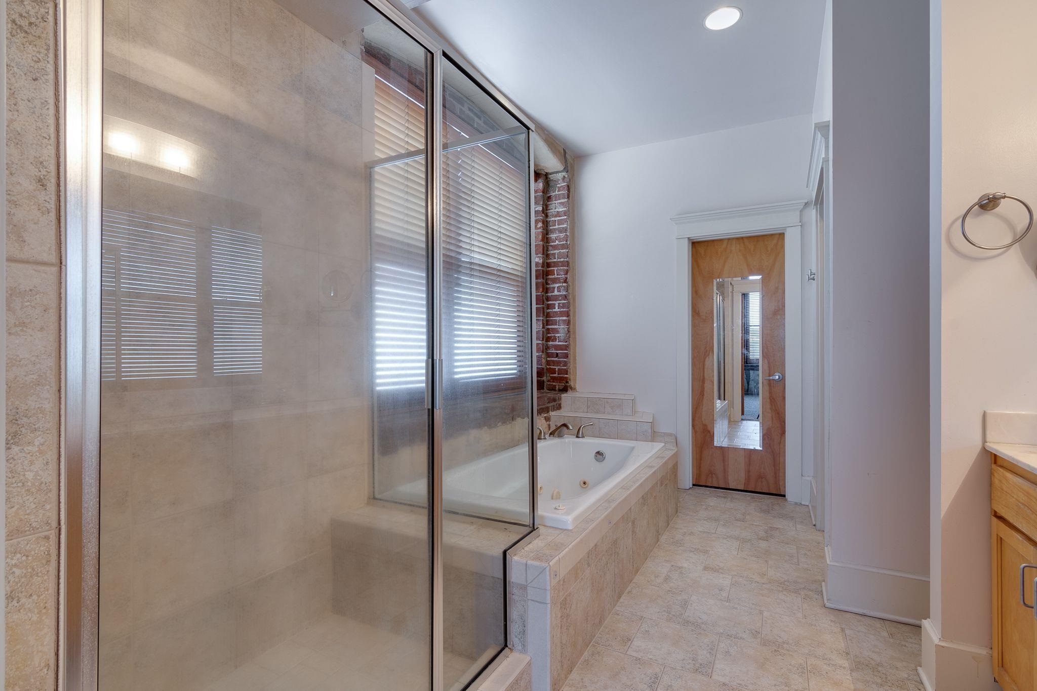 Memphis, Tennessee 38103, United States, 2 Bedrooms Bedrooms, ,2 BathroomsBathrooms,Residential,Pending,6332