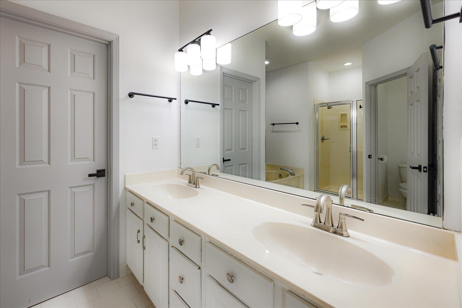 Memphis, Tennessee 38103, United States, 2 Bedrooms Bedrooms, ,3 BathroomsBathrooms,Residential,Active,137673