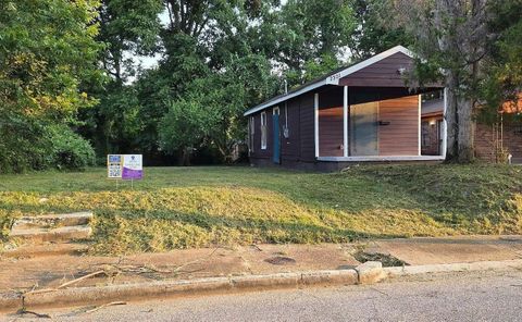 Photo of 2301 ELDRIDGE AVE, Memphis, TN 38108 (MLS # 10216272)