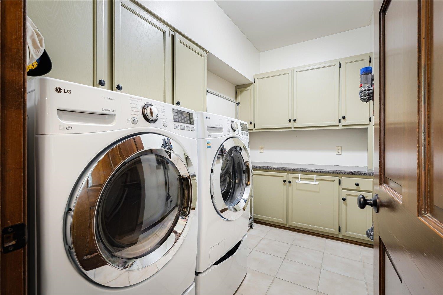 Germantown, Tennessee 38139, United States, 4 Bedrooms Bedrooms, ,3 BathroomsBathrooms,Residential,Active,201059