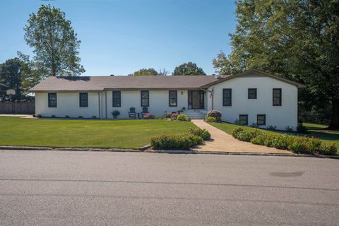 Photo of 914 PEBBLE SPRINGS DR, Bolivar, TN 38008 (MLS # 10208468)