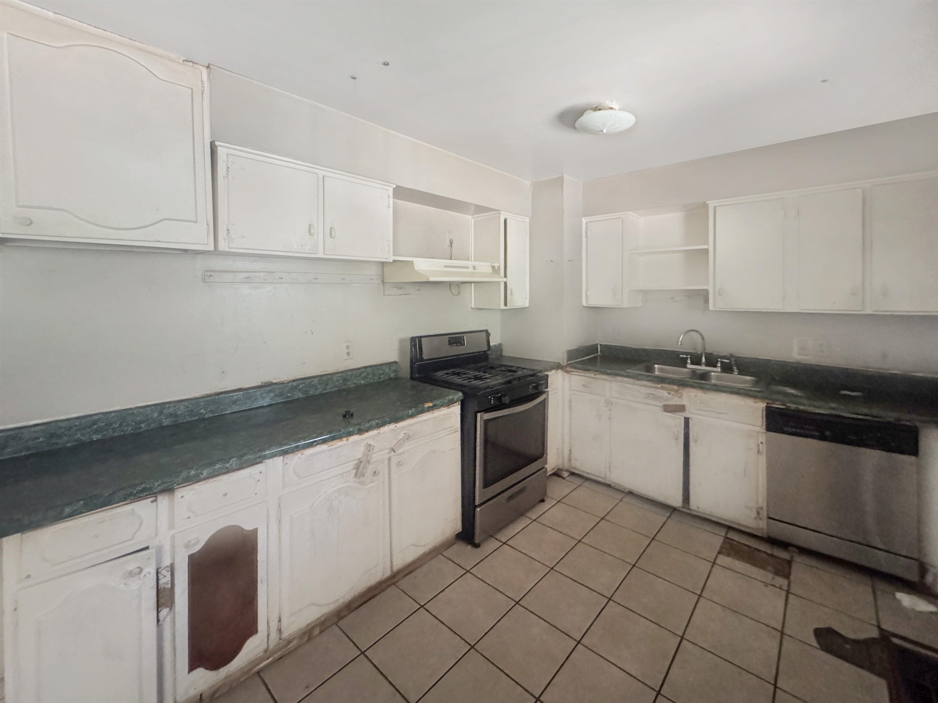 Memphis, Tennessee 38117, United States, 3 Bedrooms Bedrooms, ,1 BathroomBathrooms,Residential,Pending,212909