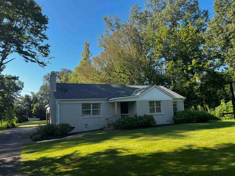 Photo of 1033 E POPLAR DR AVE, Selmer, TN 38375 (MLS # 10208272)