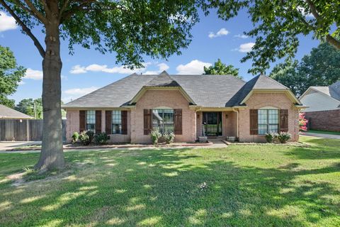 Photo of 4636 CEDAR HILLS DR, Millington, TN 38053 (MLS # 10226452)