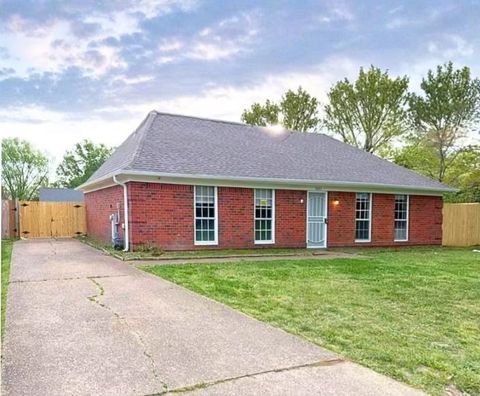 Photo of 7083 GLENEAGLES DR, Memphis, TN 38141 (MLS # 10220375)