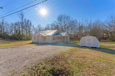 Photo of 580 W PINE ST, Selmer, TN 38375 (MLS # 10214180)