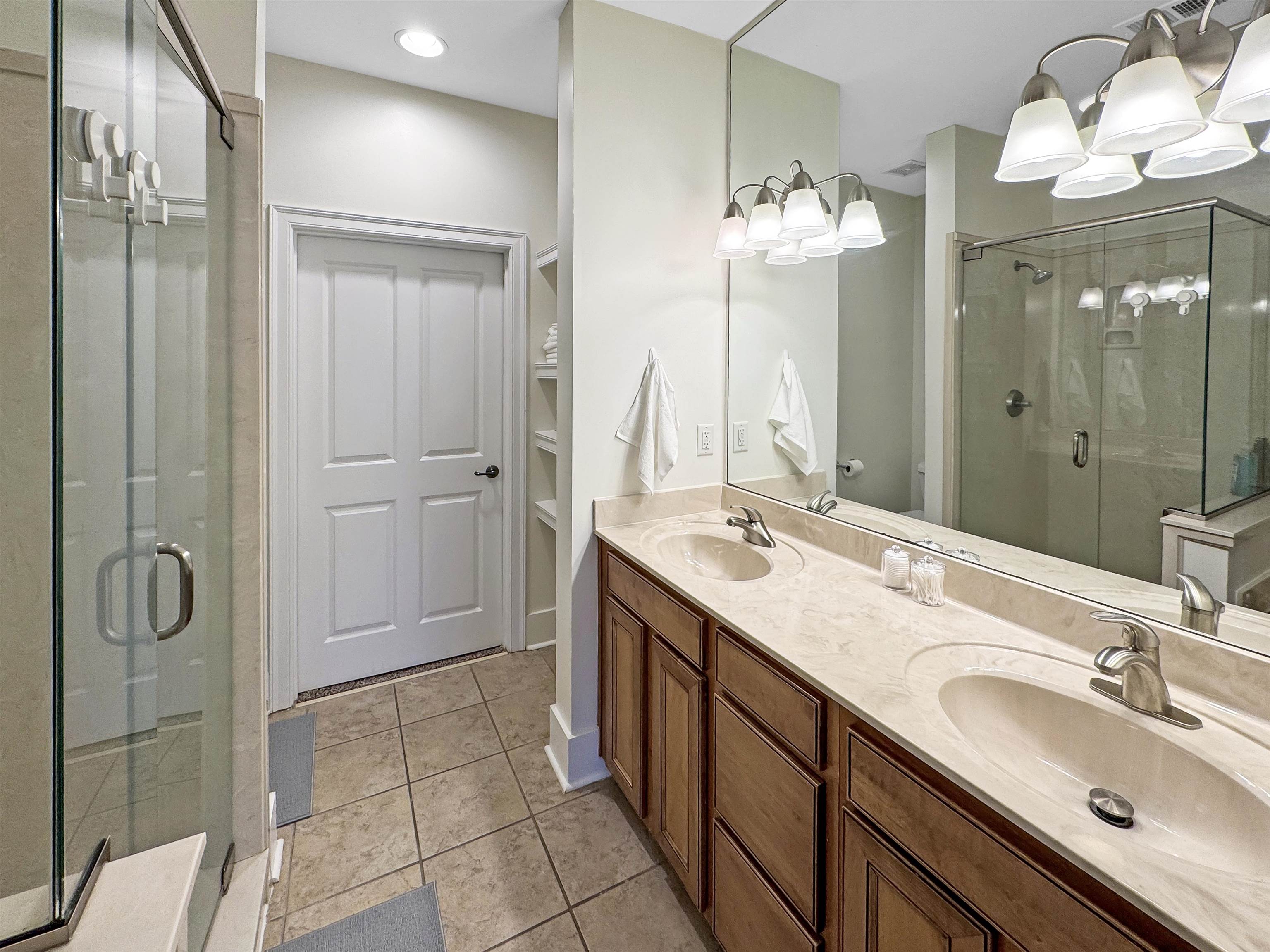 Memphis, Tennessee 38103, United States, 2 Bedrooms Bedrooms, ,3 BathroomsBathrooms,Residential,Pending,105210