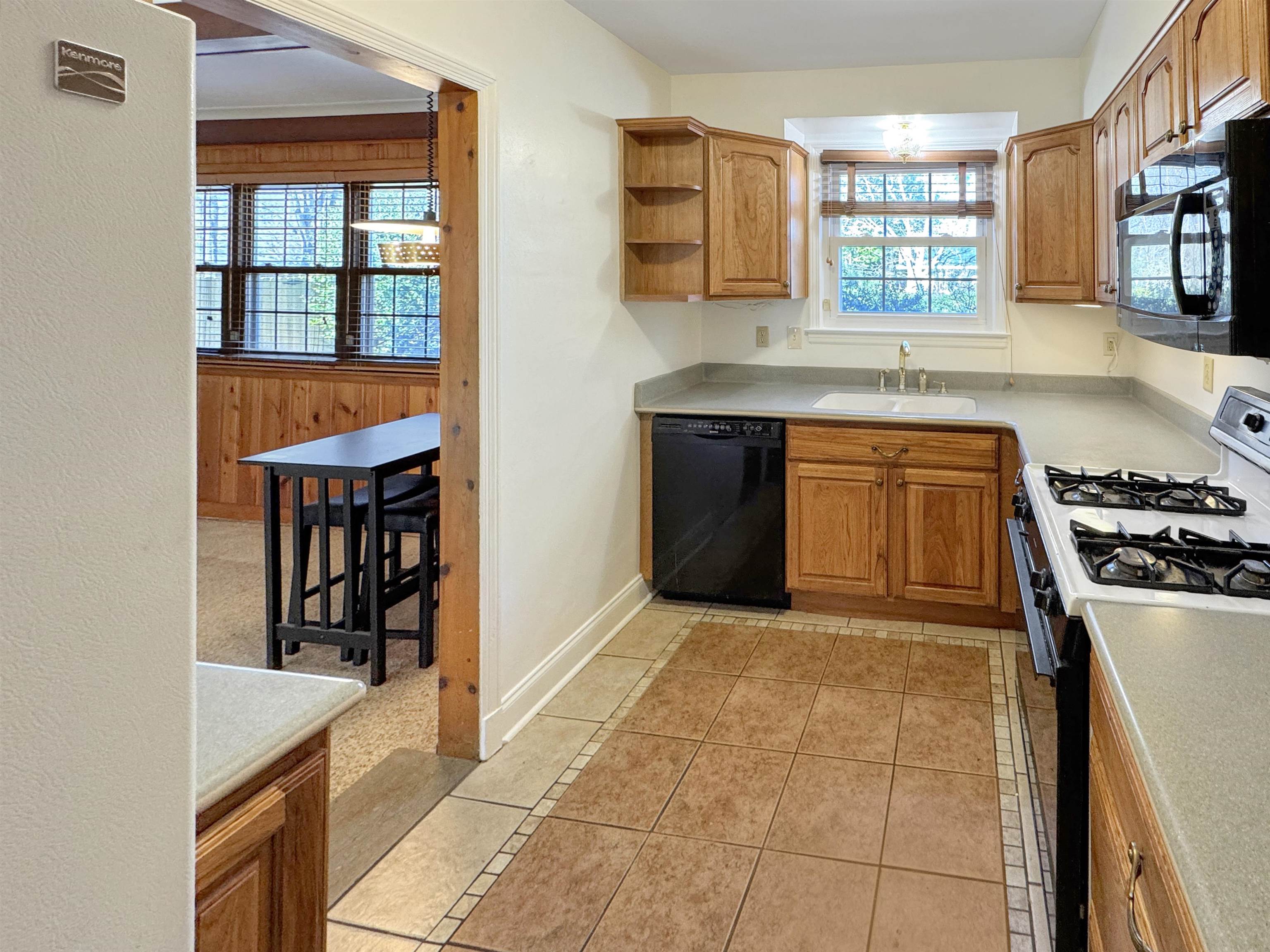 Memphis, Tennessee 38117, United States, 4 Bedrooms Bedrooms, ,3 BathroomsBathrooms,Residential,Pending,16335