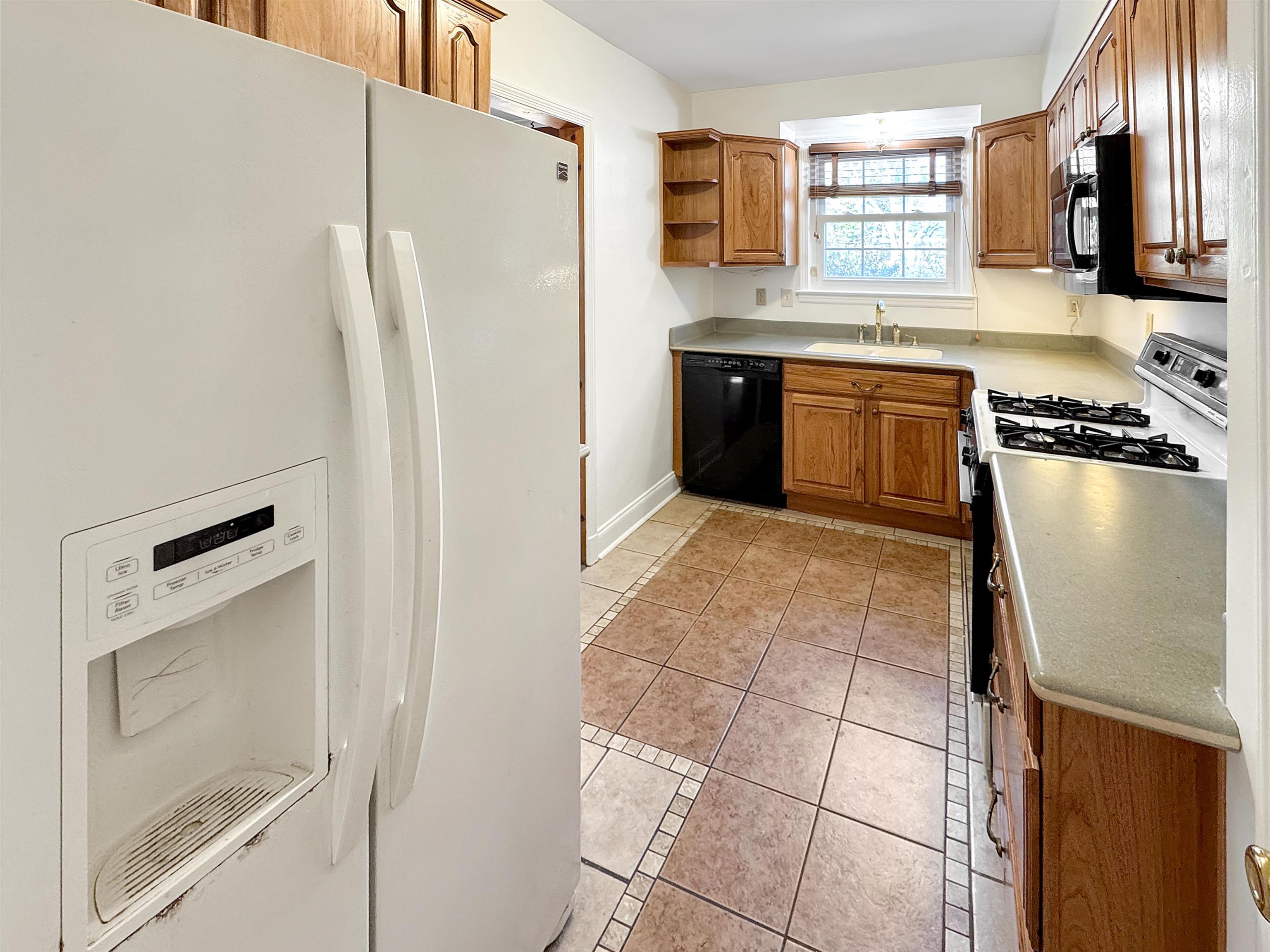 Memphis, Tennessee 38117, United States, 4 Bedrooms Bedrooms, ,3 BathroomsBathrooms,Residential,Pending,16335