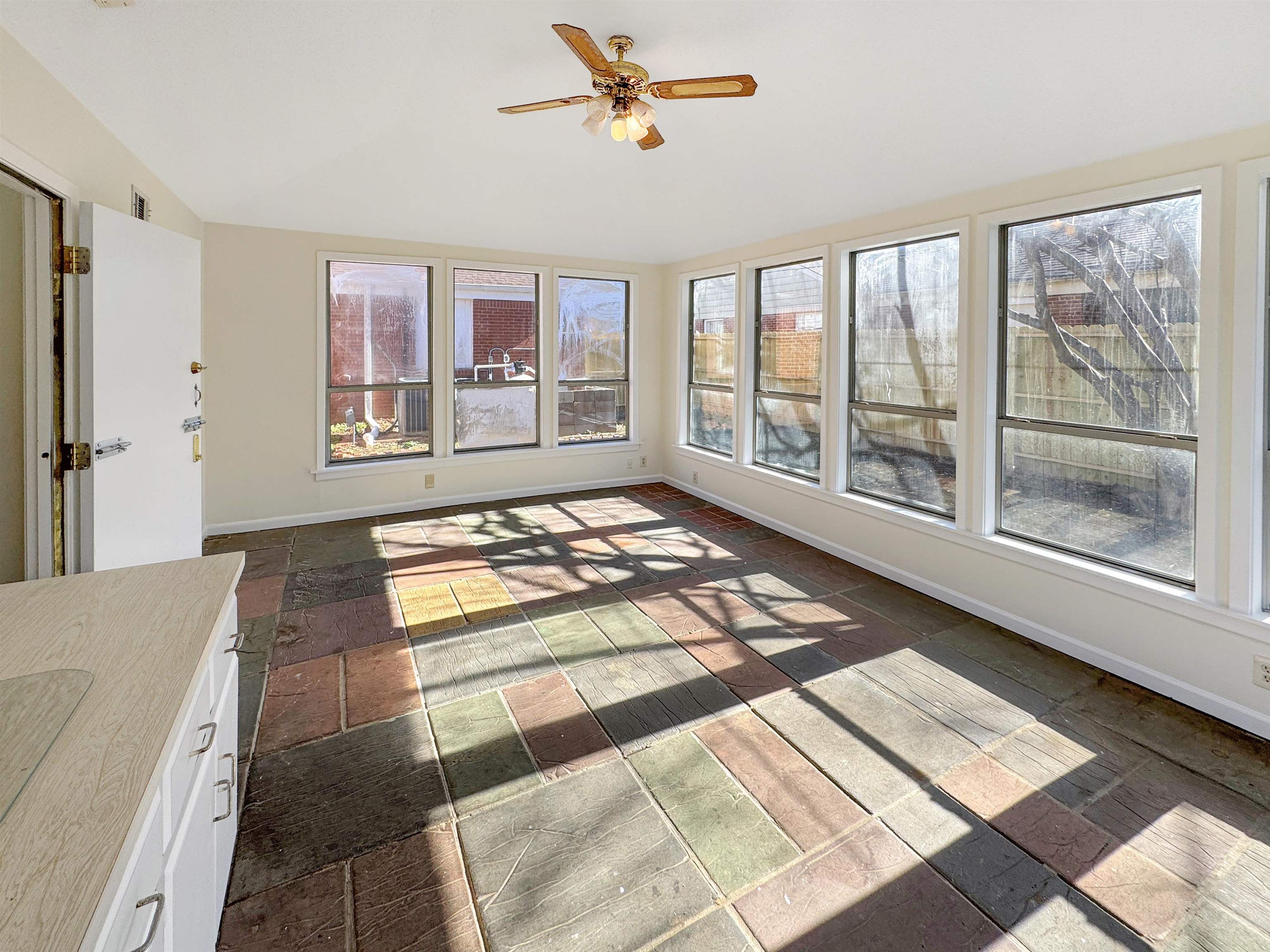 Memphis, Tennessee 38117, United States, 4 Bedrooms Bedrooms, ,3 BathroomsBathrooms,Residential,Pending,16335