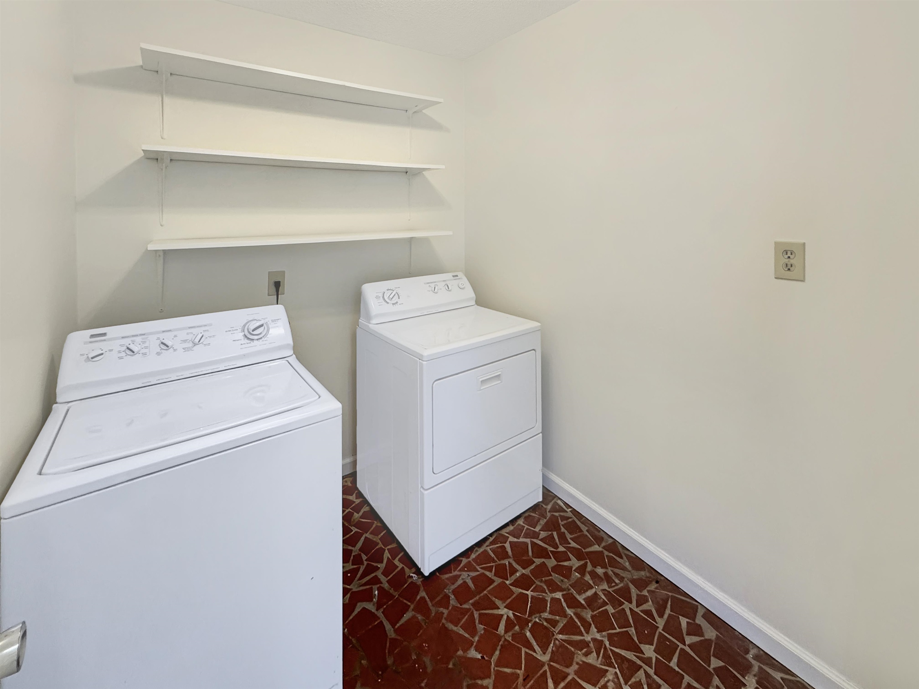 Memphis, Tennessee 38117, United States, 4 Bedrooms Bedrooms, ,3 BathroomsBathrooms,Residential,Pending,16335