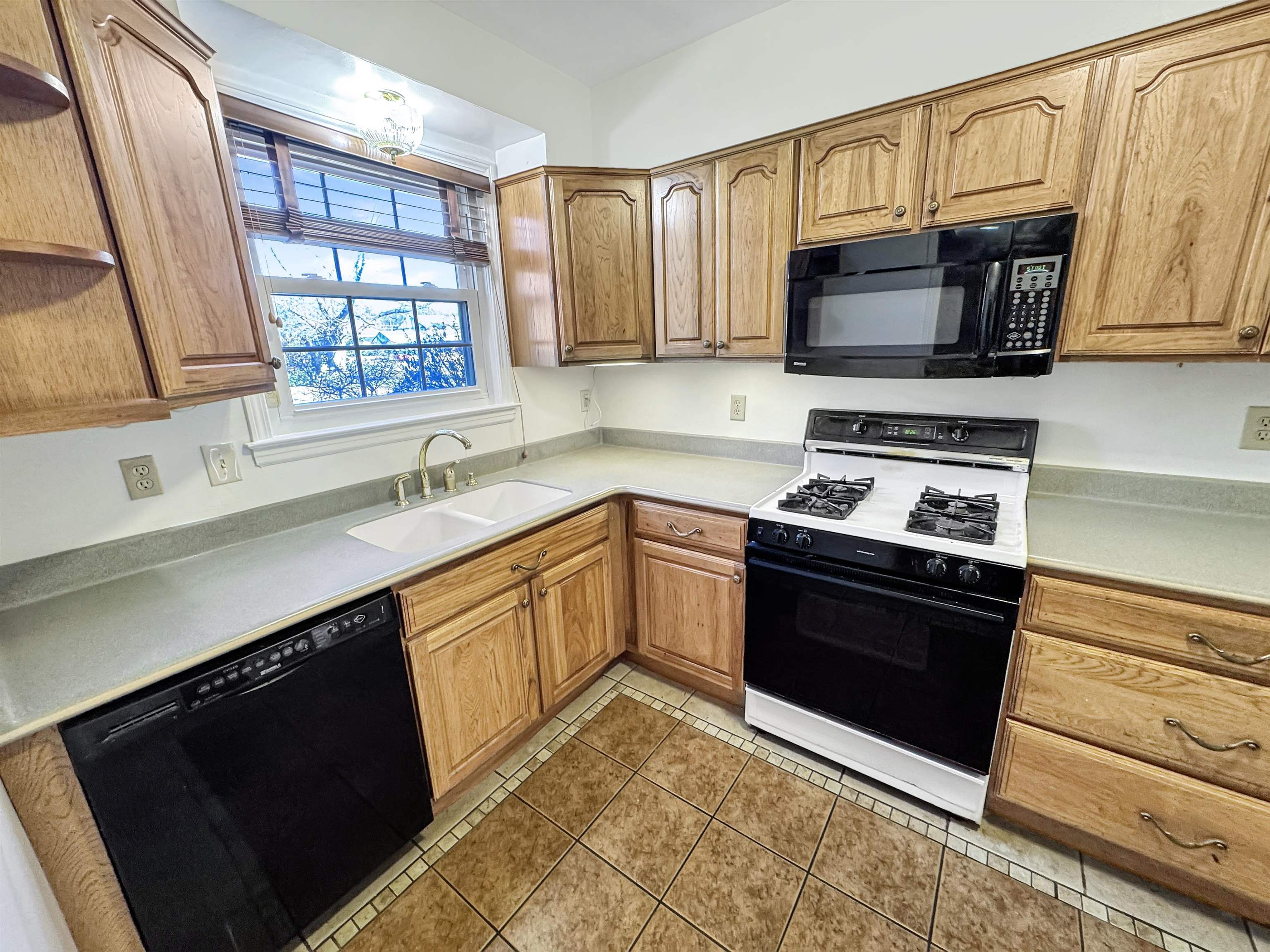 Memphis, Tennessee 38117, United States, 4 Bedrooms Bedrooms, ,3 BathroomsBathrooms,Residential,Pending,16335