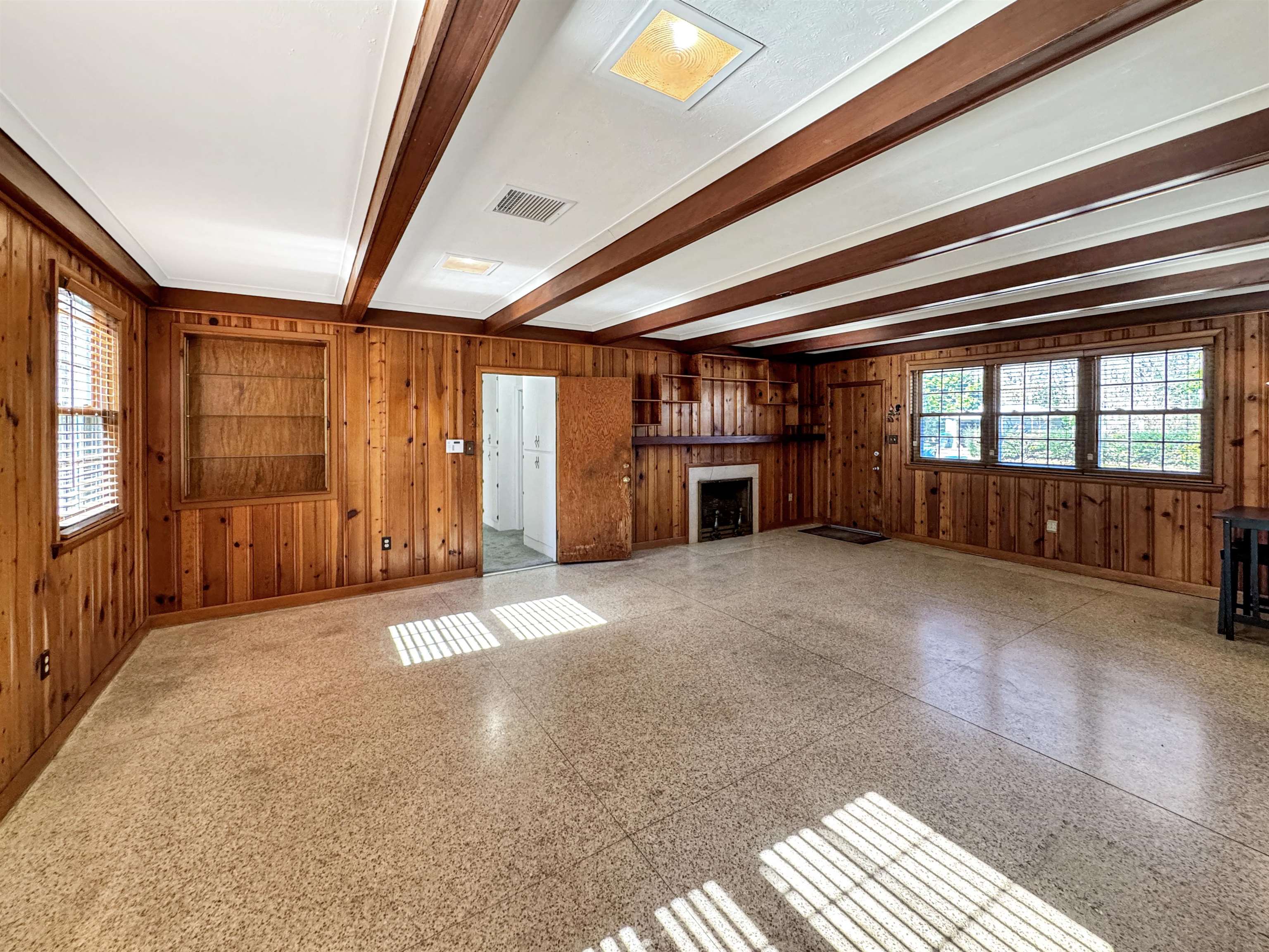 Memphis, Tennessee 38117, United States, 4 Bedrooms Bedrooms, ,3 BathroomsBathrooms,Residential,Pending,16335