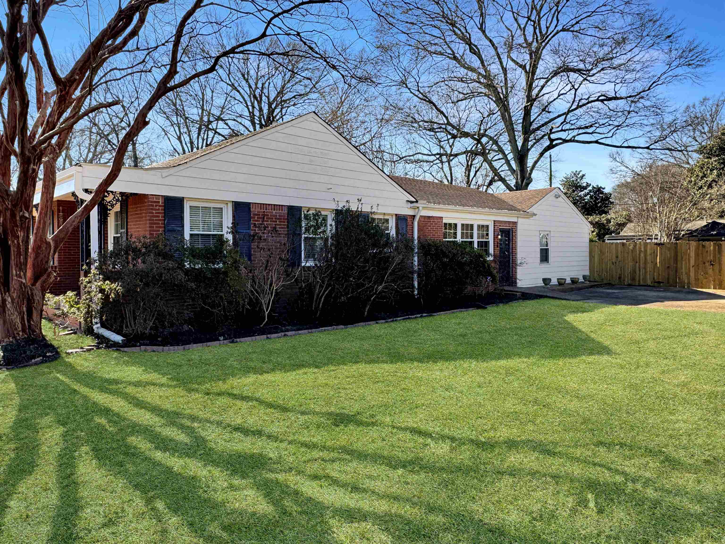 Memphis, Tennessee 38117, United States, 4 Bedrooms Bedrooms, ,3 BathroomsBathrooms,Residential,Pending,16335